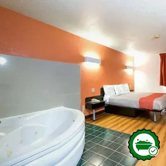 In-room jacuzzi at Motel 6 Davenport in Davenport