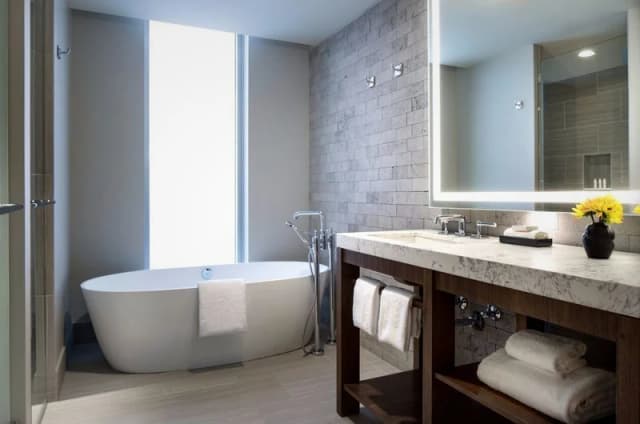 Deep soaking bathtub