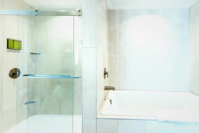 Jetted bathtub