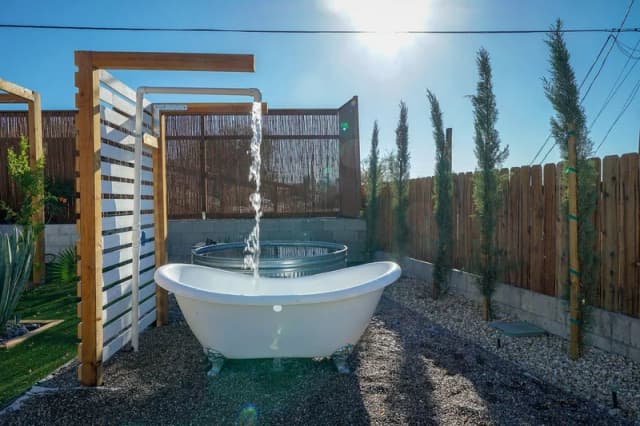 Deep soaking bathtub