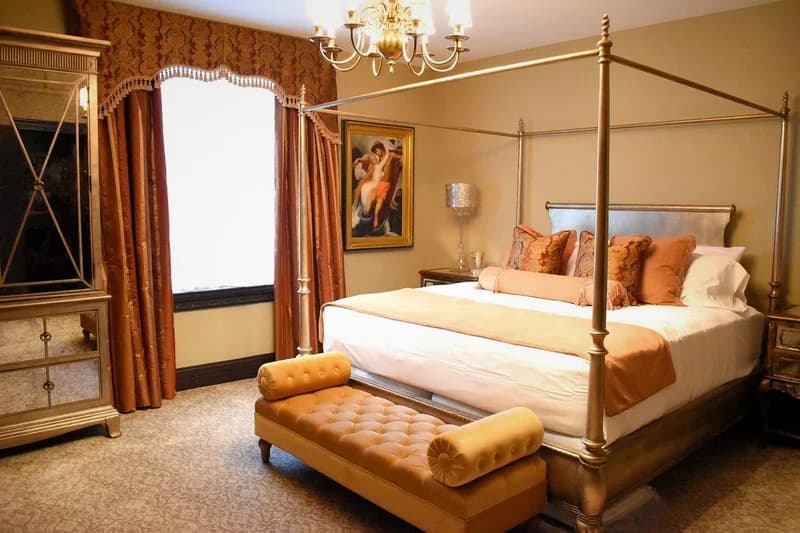 Hotels with jacuzzi in room in Detroit