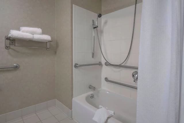 Jetted bathtub