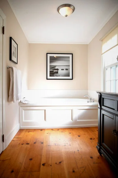 Deep soaking bathtub