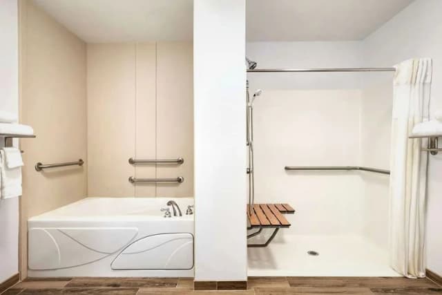 Jetted bathtub