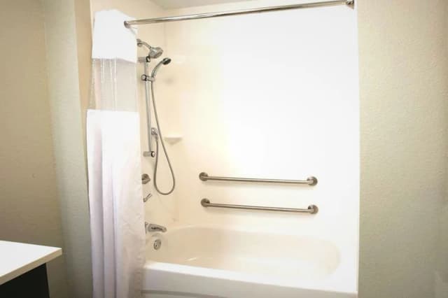 Jetted bathtub