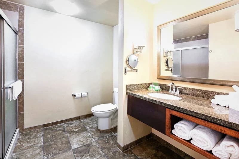 Hotels with jacuzzi in room in Durango