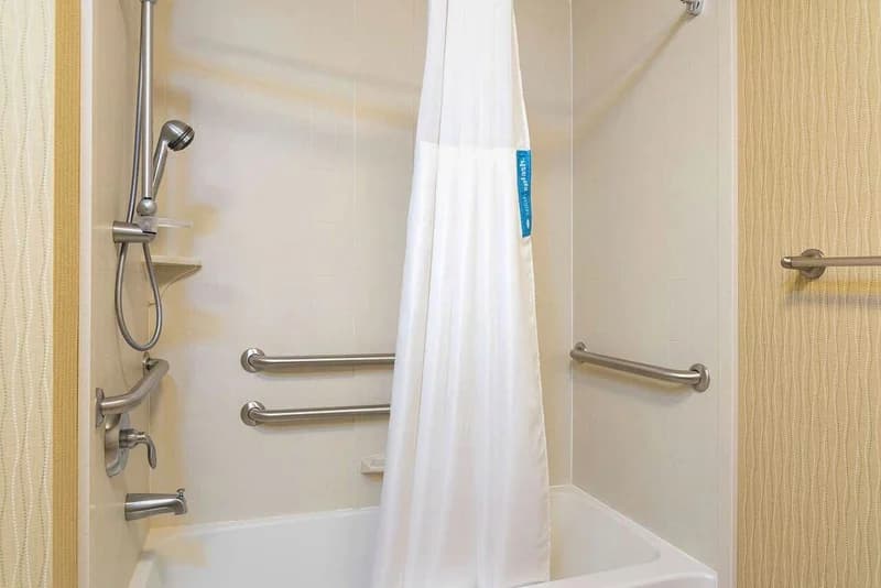 Hotels with jacuzzi in room in East Lansing
