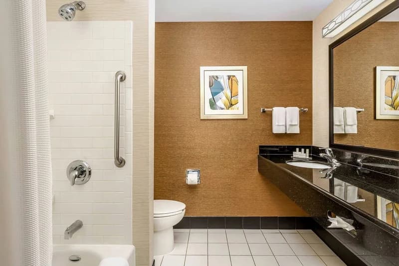 Hotels with jacuzzi in room in East Peoria