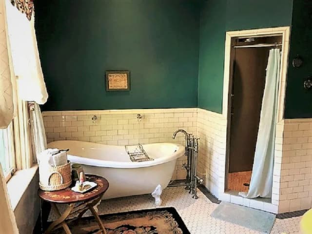Deep soaking bathtub
