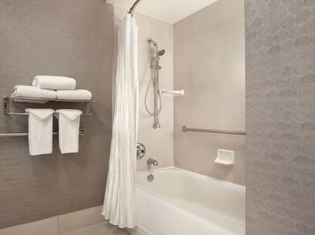 Deep soaking bathtub