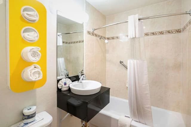 Jetted bathtub