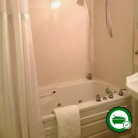 Jetted bathtub