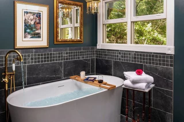Deep soaking bathtub