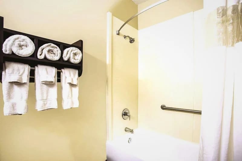 Hotels with jacuzzi in room in Evansville