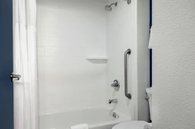 Deep soaking bathtub