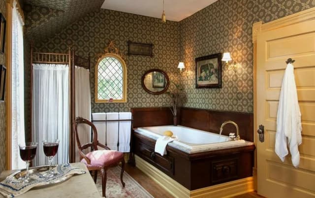 Deep soaking bathtub