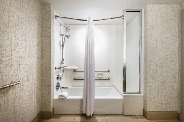 Jetted bathtub
