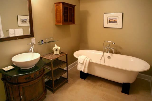 Deep soaking bathtub