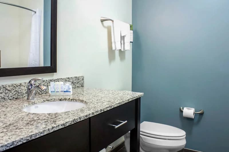 Hotels with jacuzzi in room in Fort Dodge