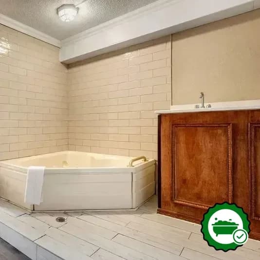 Hotels with jacuzzi in room in Fort Washington