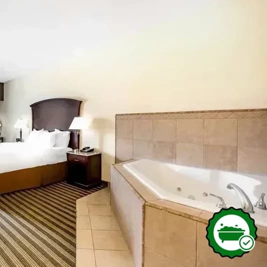 Hotels with jacuzzi in room in Fowler