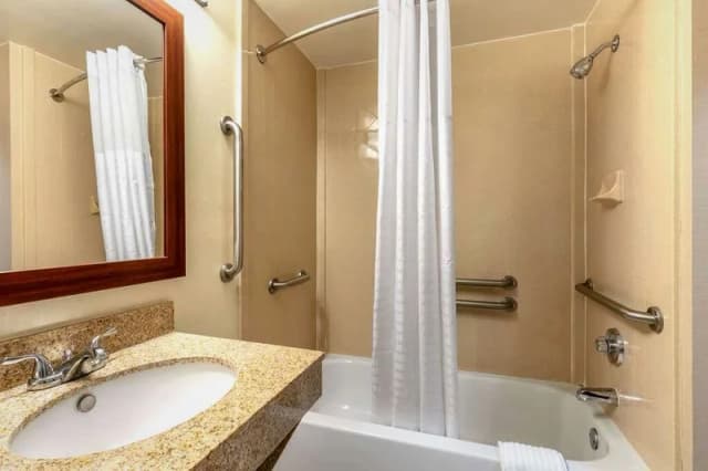 Jetted bathtub