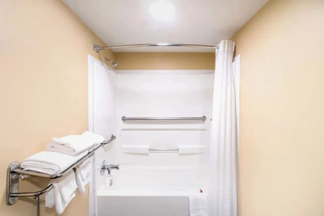 Jetted bathtub