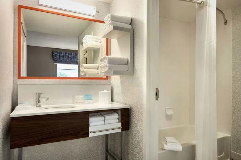 Hotels with jacuzzi in room in Frederick