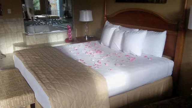 Jetted bathtub