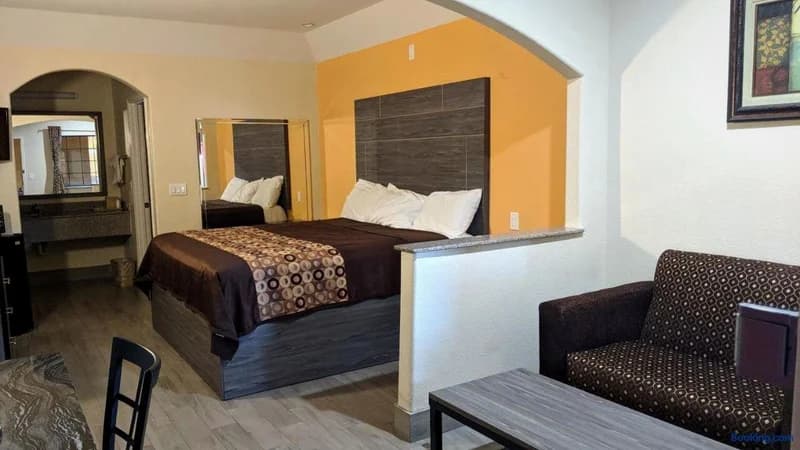 Hotels with jacuzzi in room in Galena Park