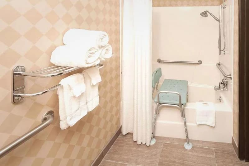 Hotels with jacuzzi in room in Galesburg