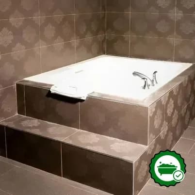 Jetted bathtub