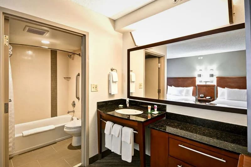 Hotels with jacuzzi in room in Garland