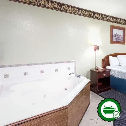 Hotels with jacuzzi in room in Girard