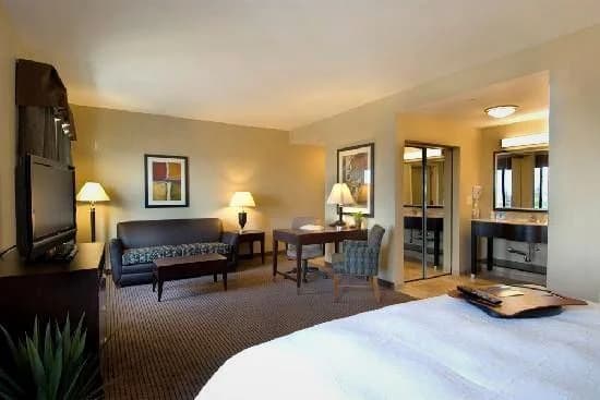 Hotels with jacuzzi in room in Glendale