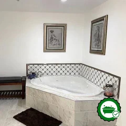 In-room jacuzzi at Dream Manor Inn in Globe