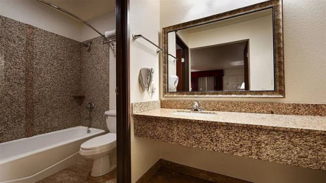 Deep soaking bathtub