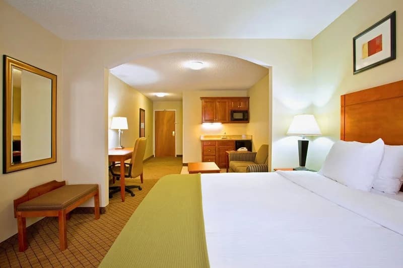 Hotels with jacuzzi in room in Goshen