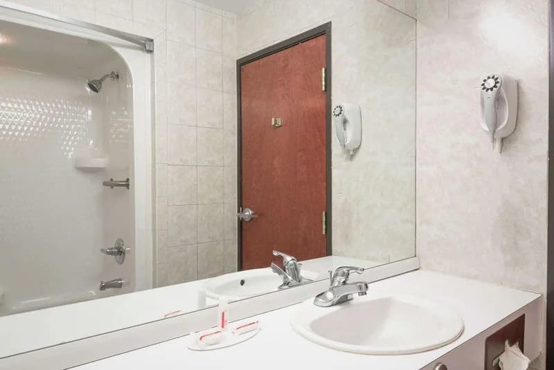 Hotels with jacuzzi in room in Grayson