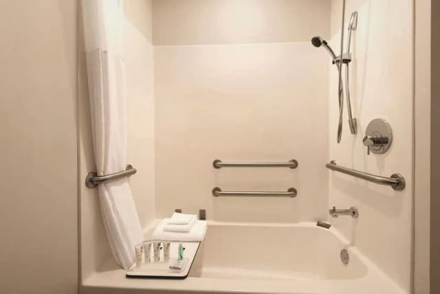 Jetted bathtub