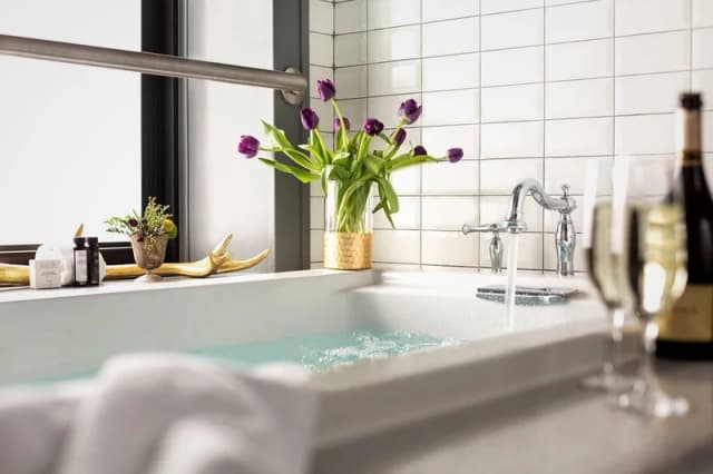 Jetted bathtub