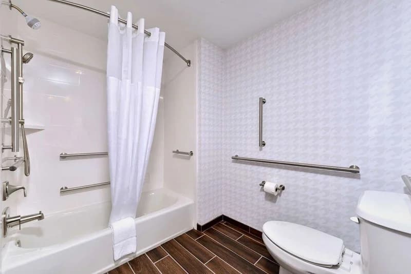 Hotels with jacuzzi in room in Greensboro