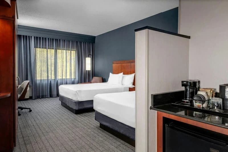 Hotels with jacuzzi in room in Greensburg