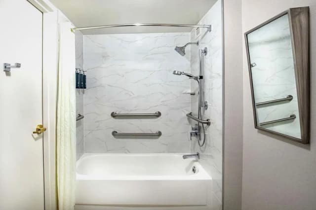 Deep soaking bathtub
