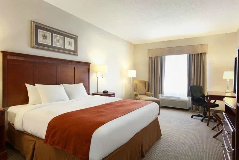 Hotels with jacuzzi in room in Harrisonburg