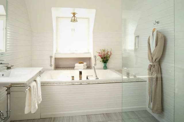 Jetted bathtub