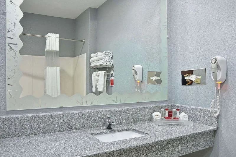 Hotels with jacuzzi in room in Hewitt