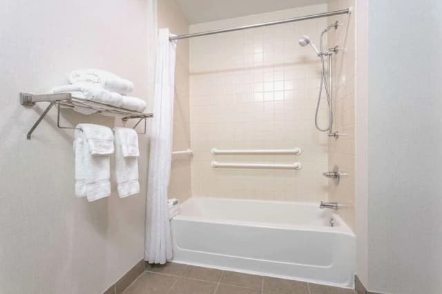 Deep soaking bathtub