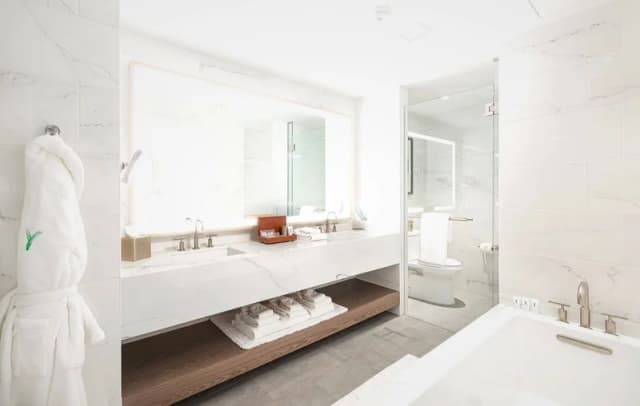 Jetted bathtub