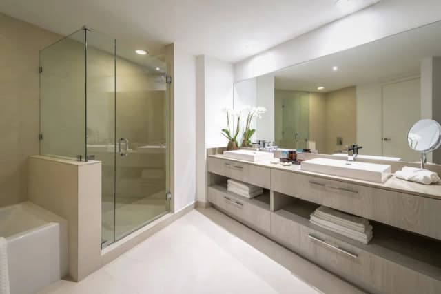Deep soaking bathtub